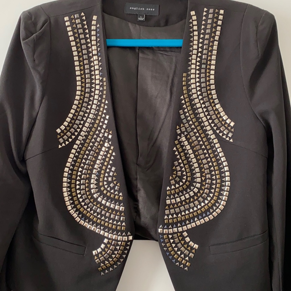 ENGLISH ROSE 🥀 | Studded Crop Jacket - Picture 2 of 5